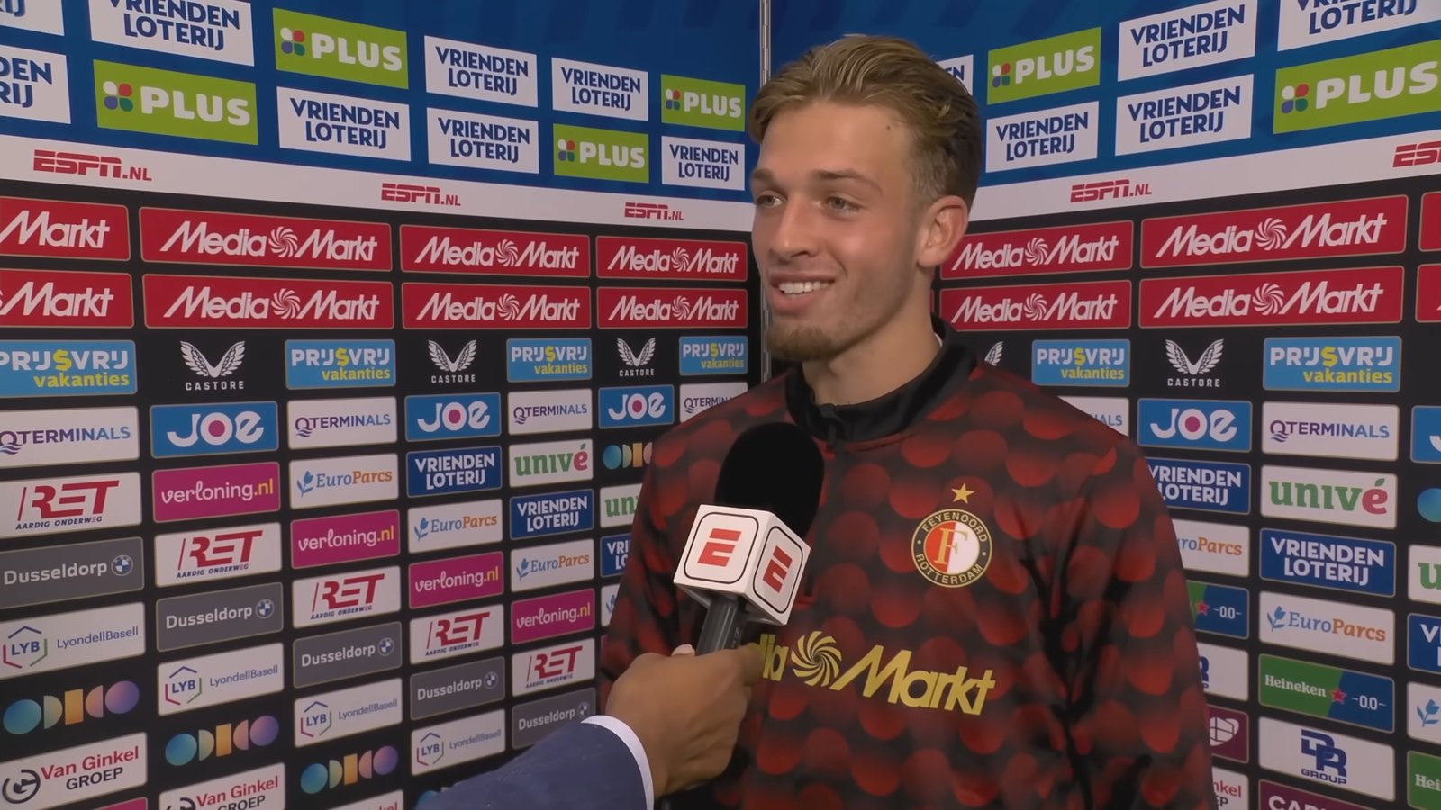 Luciano Valente voor de camera van ESPN