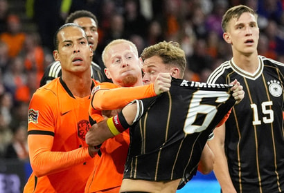 Mexx Meerdink in duel met Joshua Kimmich
