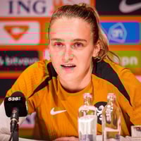 Vivianne Miedema tijdens een persconferentie 