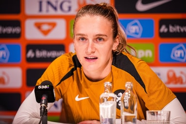 Vivianne Miedema tijdens een persconferentie 