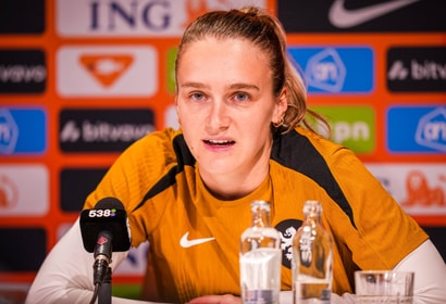 Vivianne Miedema tijdens een persconferentie 