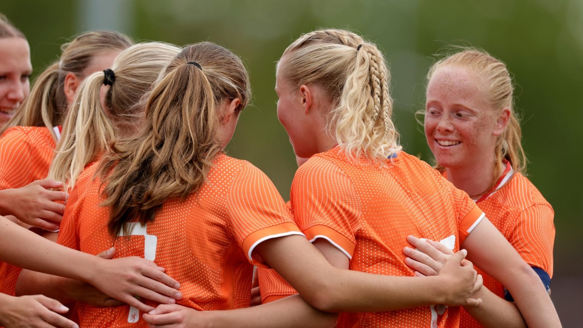 Oranje Onder 17 (v) viert een doelpunt