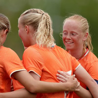 Oranje Onder 17 (v) viert een doelpunt