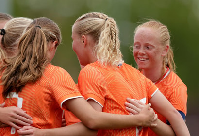 Oranje Onder 17 (v) viert een doelpunt