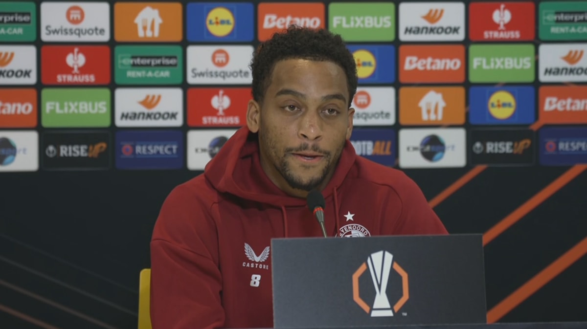 Quinten Timber tijdens een persconferentie van Feyenoord