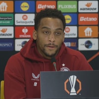 Quinten Timber tijdens een persconferentie van Feyenoord