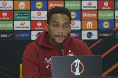 Quinten Timber tijdens een persconferentie van Feyenoord