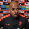 Donyell Malen voor de camera van de NOS