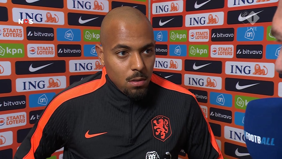 Donyell Malen voor de camera van de NOS