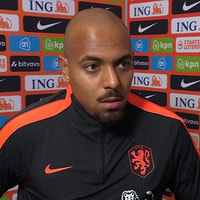 Donyell Malen voor de camera van de NOS