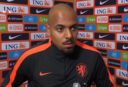 Donyell Malen voor de camera van de NOS