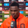 Denzel Dumfries voor de camera van de NOS