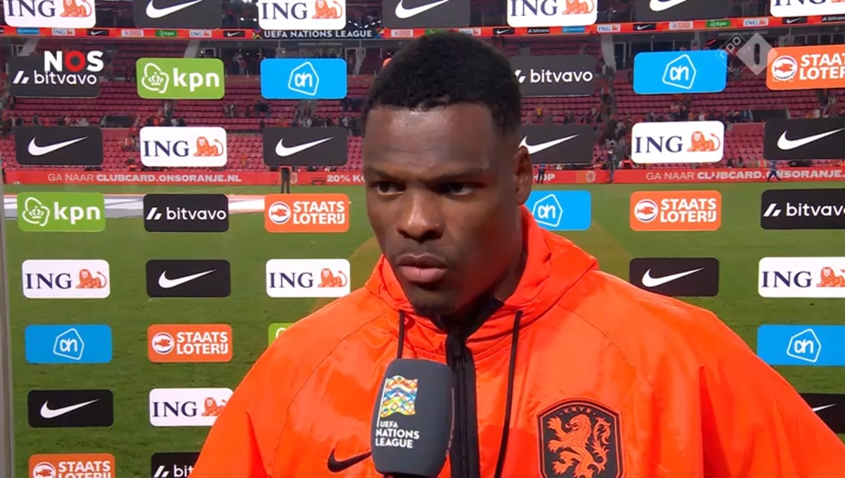 Denzel Dumfries voor de camera van de NOS