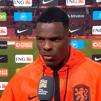 Denzel Dumfries voor de camera van de NOS