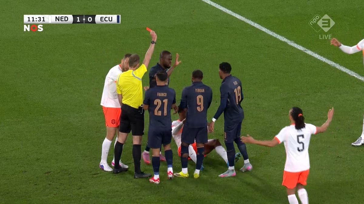 Rode kaart voor Denzel Dumfries