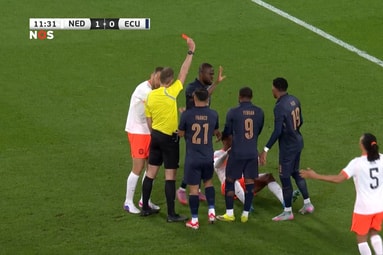 Rode kaart voor Denzel Dumfries