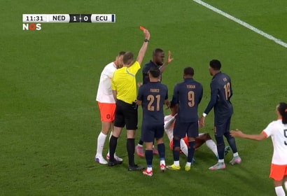 Rode kaart voor Denzel Dumfries