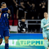 Virgil van Dijk krijgt een rode kaart in het Nations League-duel met Hongarije