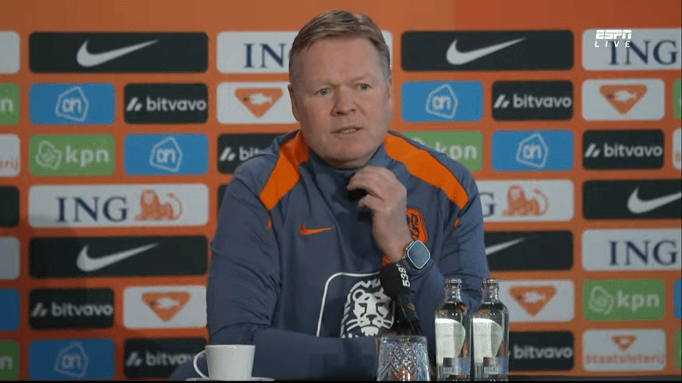 Bondscoach Ronald Koeman tijdens de persconferentie van Oranje