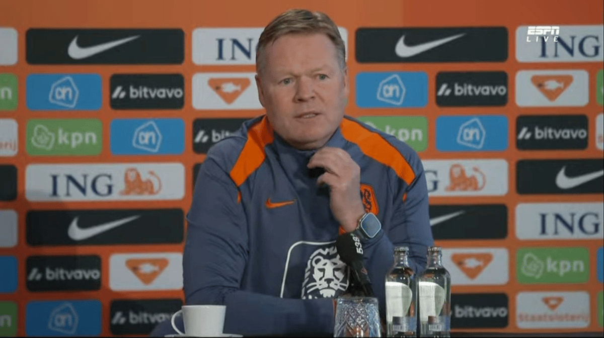 Bondscoach Ronald Koeman tijdens de persconferentie van Oranje