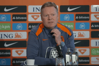 Bondscoach Ronald Koeman tijdens de persconferentie van Oranje