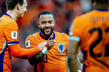 Memphis Depay scoort voor het Nederlands elftal