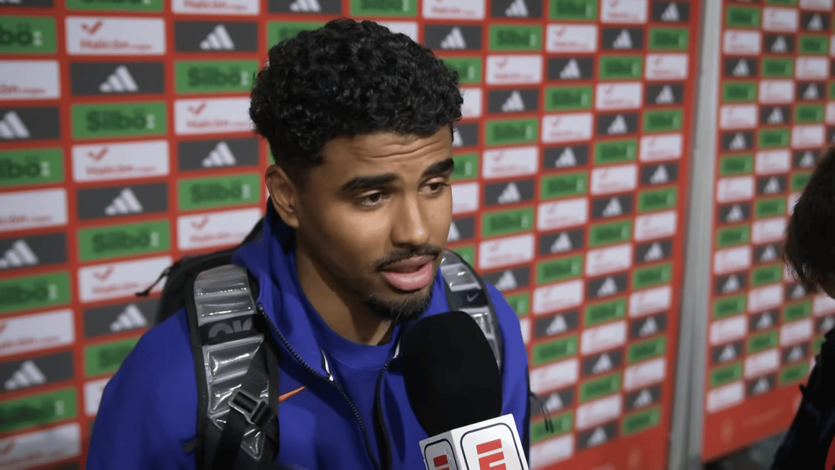 Ian Maatsen voor de camera van ESPN