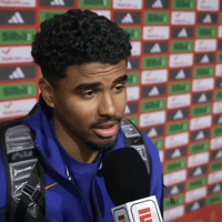 Ian Maatsen voor de camera van ESPN