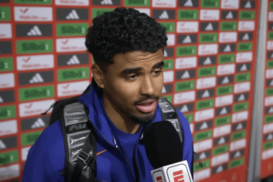 Ian Maatsen voor de camera van ESPN