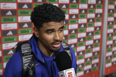 Ian Maatsen voor de camera van ESPN
