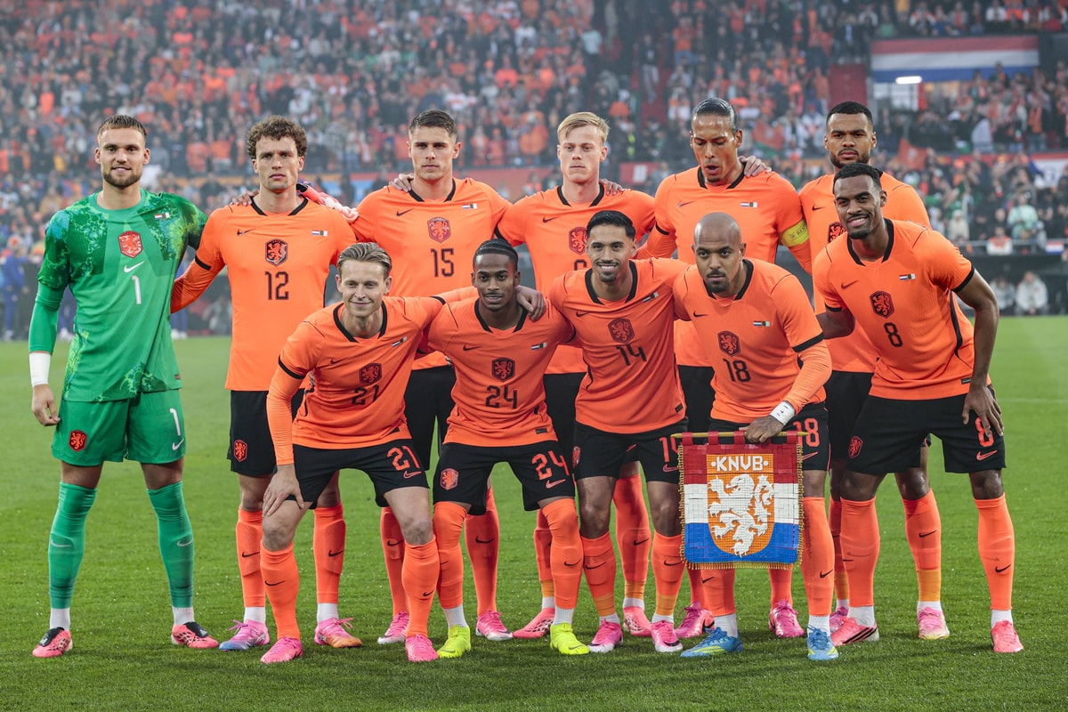 De opstelling van het Nederlands elftal tegen Algerije