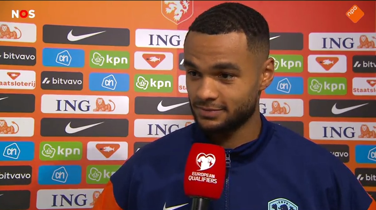 Cody Gakpo voor de camera van de NOS