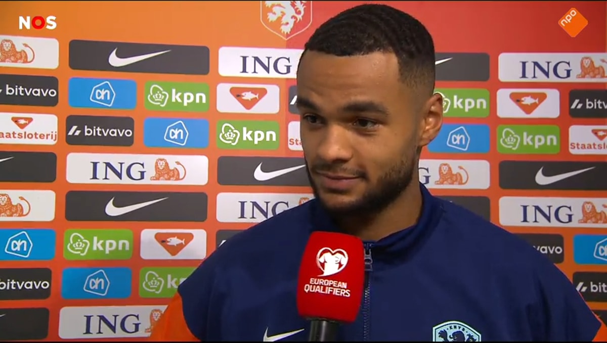 Cody Gakpo voor de camera van de NOS