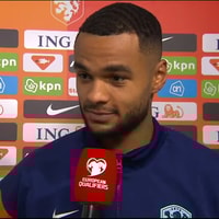 Cody Gakpo voor de camera van de NOS