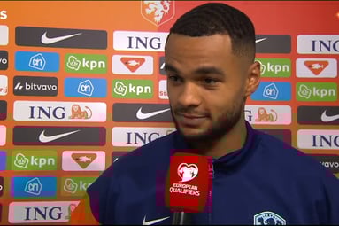 Cody Gakpo voor de camera van de NOS
