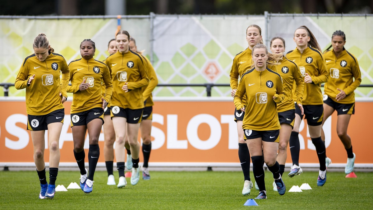 De Oranje Leeuwinnen tijdens de training 