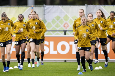 De Oranje Leeuwinnen tijdens de training 