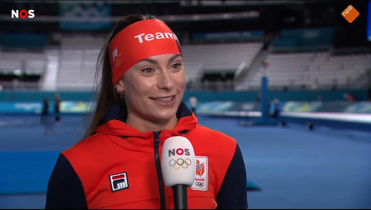 Femke Kok voor de camera van de NOS