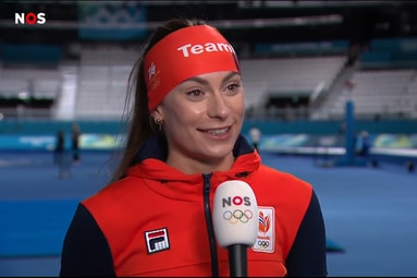 Femke Kok voor de camera van de NOS