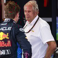 Helmut Marko en Max Verstappen in gesprek
