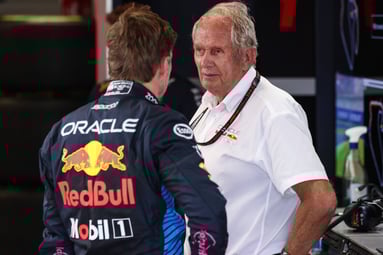 Helmut Marko en Max Verstappen in gesprek