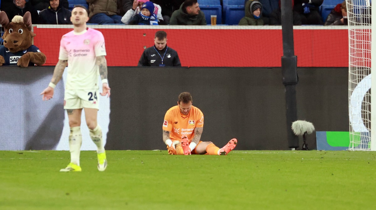 Mark Flekken raakt geblesseerd