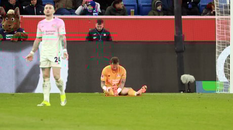 Mark Flekken raakt geblesseerd