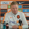 Ronald Koeman tijdens een persconferentie van het Nederlands elftal