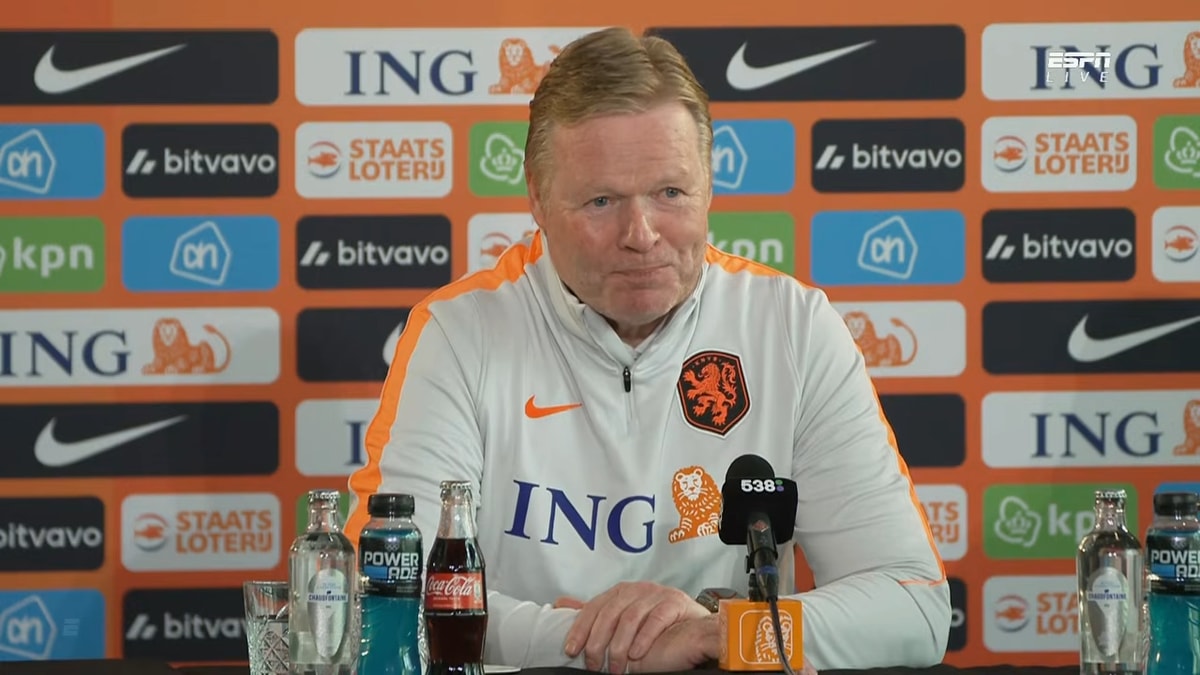 Ronald Koeman tijdens een persconferentie van het Nederlands elftal