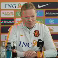 Ronald Koeman tijdens een persconferentie van het Nederlands elftal