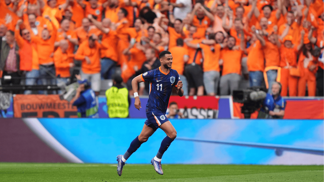 Cody Gakpo viert de openingsgoal voor Nederland tegen Roemenië