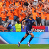 Cody Gakpo viert de openingsgoal voor Nederland tegen Roemenië