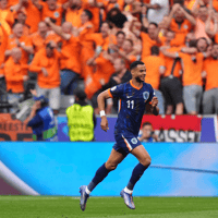 Cody Gakpo viert de openingsgoal voor Nederland tegen Roemenië