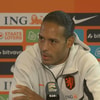 Virgil van Dijk tijdens een persconferentie van het Nederlands elftal